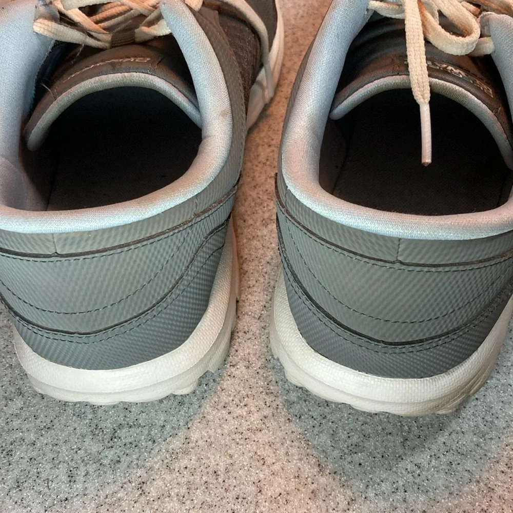 Women’s size 10 light gray‎ sketchers go walk tennis shoes. Fc 2